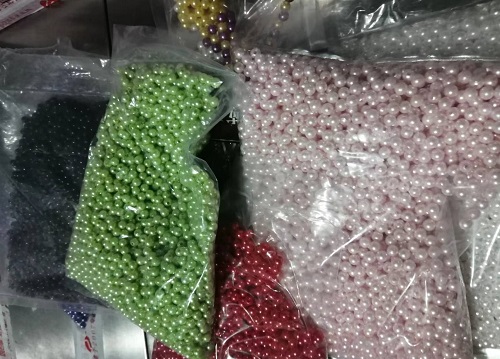 10月3日，接手工活訂單的平臺，可以帶回家做的手工活，加工沒難度，剛做手工之家的珠繡串珠手工活要注意什么？圖為勵(lì)志珠珠繡串珠小手工產(chǎn)品材料剪影