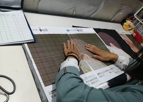 10月6日，加工活外放的正規(guī)公司，手工活外發(fā)加工正規(guī)的廠家，干凈、自由，常年有活兒，手工之家的手工活是適合在家做的手工活，圖為勵志珠珠繡成品倉庫驗(yàn)收剪影