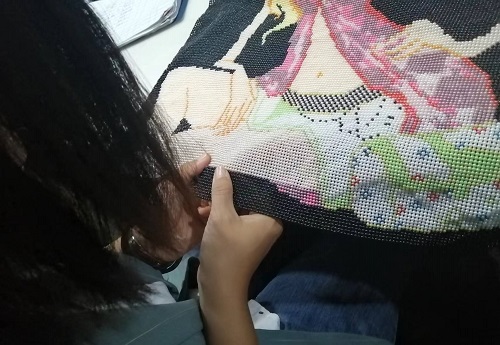 10月11日，帶回家做的手工活，農(nóng)村手工活加工，在家做手工之家的珠繡串珠手工活要認(rèn)真用心，圖為勵(lì)志珠珠繡串珠手工產(chǎn)品驗(yàn)收剪影