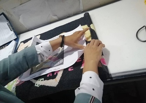 10月11日，帶回家做的手工活，農(nóng)村手工活加工，在家做手工之家的珠繡串珠手工活要認(rèn)真用心，圖為勵(lì)志珠珠繡串珠手工產(chǎn)品驗(yàn)收剪影