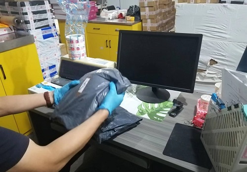 10月12日，想接正規(guī)廠家的手工活，在家做手工活，很受歡迎的手工之家敬業(yè)、重視服務(wù)，圖為勵(lì)志珠珠繡串珠手工材料倉(cāng)庫(kù)發(fā)貨剪影