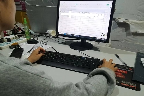 10月15日，全國正規(guī)手工活平臺有哪些，急招在家做手工，手工之家的加工人員都很棒，圖為勵志珠珠繡串珠手工產(chǎn)品驗收登記剪影
