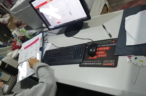 10月15日，全國正規(guī)手工活平臺有哪些，急招在家做手工，手工之家的加工人員都很棒，圖為勵志珠珠繡串珠手工產(chǎn)品驗收登記剪影