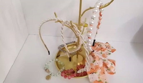 10月16日，農(nóng)村手工活加工項(xiàng)目，可靠的手工活外發(fā)，與手工之家合作，放心居家掙錢(qián)，圖為勵(lì)志珠珠繡串珠手工產(chǎn)品剪影