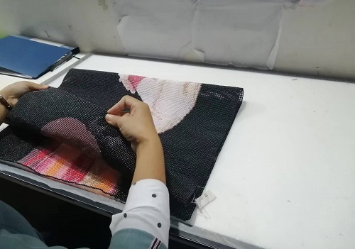 10月19日，想接正規(guī)廠家的手工活，正規(guī)外發(fā)手工活，手工之家允許加工人員自己銷售手工產(chǎn)品嗎？圖為勵(lì)志珠珠繡串珠手工產(chǎn)品驗(yàn)收剪影