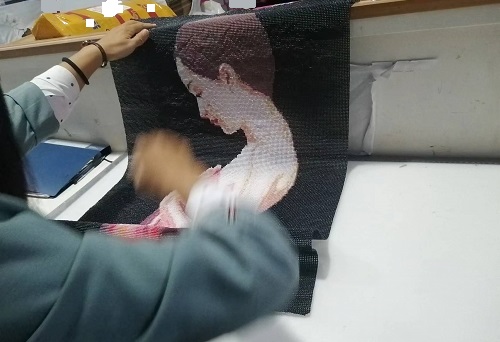 10月19日，想接正規(guī)廠家的手工活，正規(guī)外發(fā)手工活，手工之家允許加工人員自己銷售手工產(chǎn)品嗎？圖為勵(lì)志珠珠繡串珠手工產(chǎn)品驗(yàn)收剪影