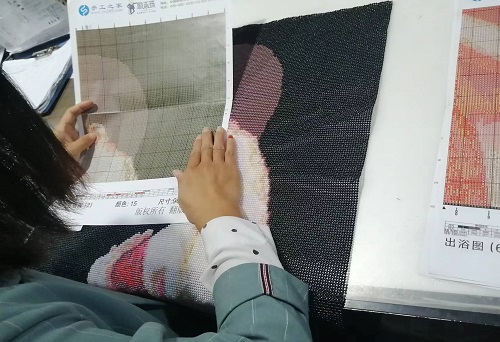 10月19日，想接正規(guī)廠家的手工活，正規(guī)外發(fā)手工活，手工之家允許加工人員自己銷售手工產(chǎn)品嗎？圖為勵(lì)志珠珠繡串珠手工產(chǎn)品驗(yàn)收剪影