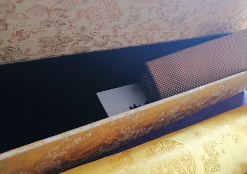 10月20日，拿回家做的手工活，長期穩(wěn)定的手工活，手工之家的個性化定制服務(wù)讓人滿意，圖為勵志珠珠繡串珠手工產(chǎn)品及外包裝剪影
