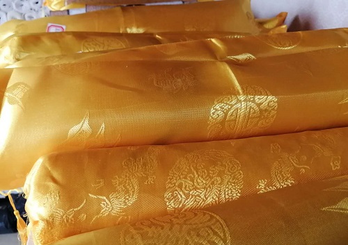 10月24日，靈活就業(yè)創(chuàng)業(yè)，手工加工回收項(xiàng)目，手工之家的加工費(fèi)結(jié)算讓人踏實(shí)，圖為勵(lì)志珠珠繡串珠手工產(chǎn)品剪影