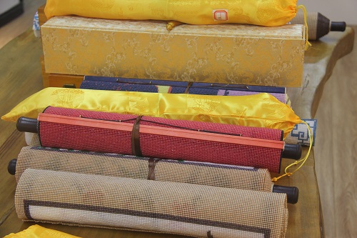 10月26日，想居家手工掙錢(qián)，串珠活居家就業(yè)創(chuàng)業(yè)，手工之家對(duì)加工人員有這樣的要求，圖為勵(lì)志珠珠繡串珠手工產(chǎn)品細(xì)節(jié)剪影