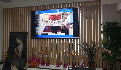 10月29日，靈活就業(yè)，這個手工項目拿回家做，勵志珠珠繡串珠手工技能真的很簡單嗎？圖為手工之家辦公環(huán)境剪影