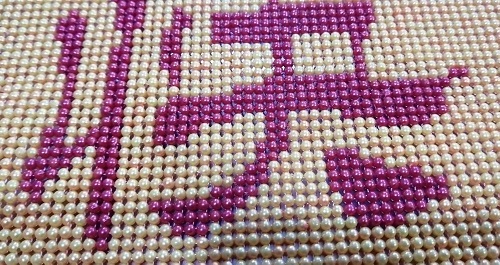 11月3日，帶回家做的手工項(xiàng)目，靈活就業(yè)串珠手工，手工之家的手工事業(yè)發(fā)展前景好所以受歡迎，圖為勵(lì)志珠珠繡串珠手工產(chǎn)品細(xì)節(jié)剪影
