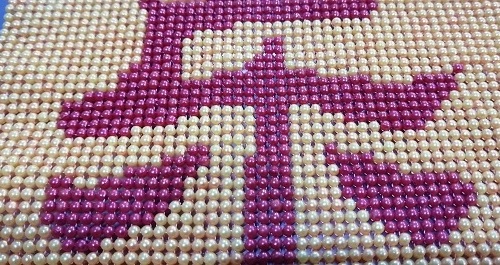 11月3日，帶回家做的手工項(xiàng)目，靈活就業(yè)串珠手工，手工之家的手工事業(yè)發(fā)展前景好所以受歡迎，圖為勵(lì)志珠珠繡串珠手工產(chǎn)品細(xì)節(jié)剪影