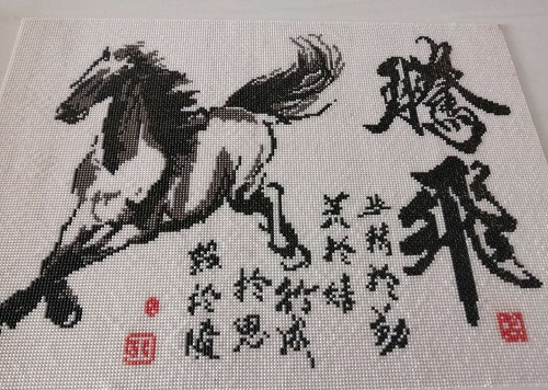 11月7日，老年人在家能做的兼職，串珠手工兼職，手工之家的珠繡串珠副業(yè)長期穩(wěn)定，圖為勵(lì)志珠珠繡串珠手工產(chǎn)品剪影