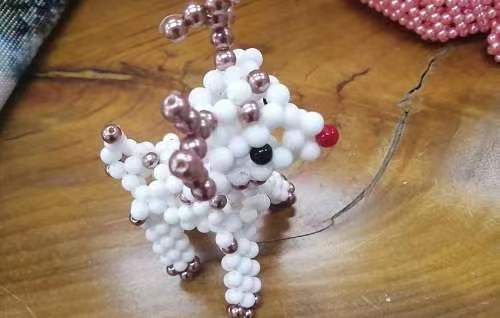 11月12日，靈活就業(yè)創(chuàng)業(yè)，與正規(guī)手工企業(yè)合作，手工之家讓大家加工和銷售都掙錢，圖為勵志珠珠繡串珠手工產(chǎn)品剪影