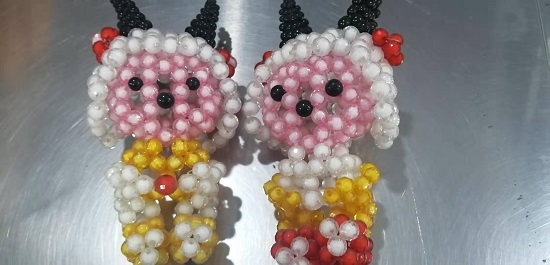 11月12日，靈活就業(yè)創(chuàng)業(yè)，與正規(guī)手工企業(yè)合作，手工之家讓大家加工和銷售都掙錢，圖為勵志珠珠繡串珠手工產(chǎn)品剪影