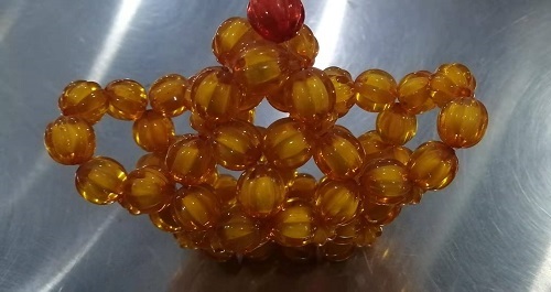 12月1日，新的一月，把純手工拿回家做，靈活就業(yè)創(chuàng)業(yè)，手工之家以誠待人、以真為本，圖為勵志珠珠繡串珠手工產(chǎn)品剪影