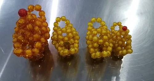 12月1日，新的一月，把純手工拿回家做，靈活就業(yè)創(chuàng)業(yè)，手工之家以誠待人、以真為本，圖為勵志珠珠繡串珠手工產(chǎn)品剪影