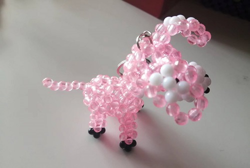 2月10日，靈活就業(yè)串珠手工項目，在家做的手工副業(yè)，長期穩(wěn)定，十余年的手工之家可信可靠，圖為勵志珠珠繡串珠手工產品剪影