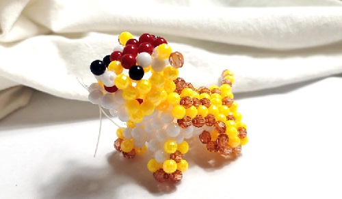 2月14日，正規(guī)手工項(xiàng)目，靈活就業(yè)好選擇，手工之家的純手工，加工和銷售都好做，因?yàn)楫a(chǎn)品讓人喜歡，圖為勵(lì)志珠珠繡串珠手工產(chǎn)品剪影