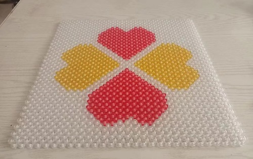 2月24日，帶回家做的手工項(xiàng)目，靈活就業(yè)串珠手工，手工之家對(duì)合作人員始終是以誠(chéng)相待，圖為勵(lì)志珠珠繡串珠手工產(chǎn)品剪影