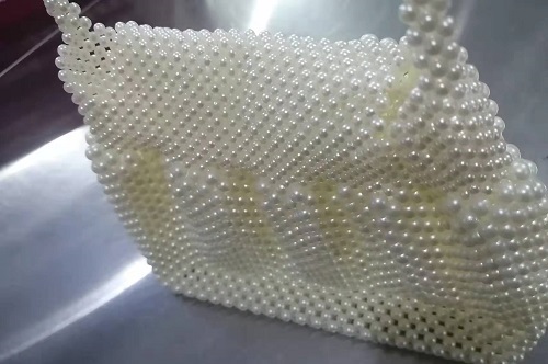 3月2日，拿回家做的手工副業(yè)，在家做手工掙錢，在手工之家做好手工項(xiàng)目需要注意的問題，圖為勵志珠珠繡串珠手工產(chǎn)品剪影