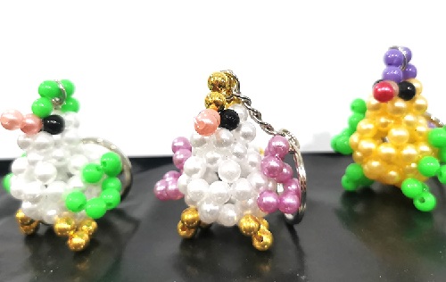 3月17日，在家做手工副業(yè)掙錢，靈活就業(yè)的手工副業(yè)，手工之家的純手工項(xiàng)目，加工容易、銷售也容易，圖為勵(lì)志珠珠繡串珠手工產(chǎn)品剪影