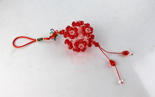 3月20日，穩(wěn)定可靠的手工副業(yè)，靈活就業(yè)做手工掙錢，在手工之家如何辦理合作，圖為勵(lì)志珠珠繡串珠手工產(chǎn)品剪影