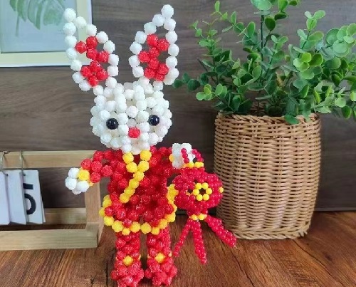 3月23日，居家靈活就業(yè)副業(yè)，在家做手工掙錢，付出可以有更好的收獲，在手工之家如何做到，圖為勵(lì)志珠珠繡串珠手工產(chǎn)品剪影