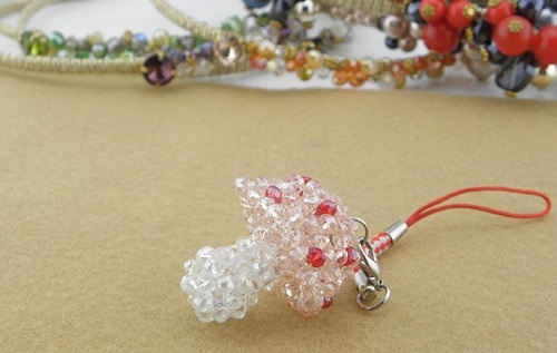 3月26日，帶回家做的手工項(xiàng)目，在家做手工靈活就業(yè)創(chuàng)業(yè)，做手工之家的手工項(xiàng)目加工、銷售有技巧，圖為勵志珠珠繡串珠手工產(chǎn)品剪影