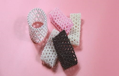 4月1日，在家做手工副業(yè)掙錢，拿回家做的手工項(xiàng)目，在手工之家，這里的手工項(xiàng)目收入有哪些部分，圖為勵(lì)志珠珠繡串珠手工產(chǎn)品剪影