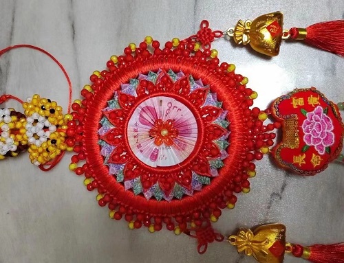 4月3日，手工加工回收項目，居家靈活就業(yè)創(chuàng)業(yè)好副業(yè)，手工之家的服務(wù)好是指哪些方面，圖為勵志珠珠繡串珠手工產(chǎn)品剪影