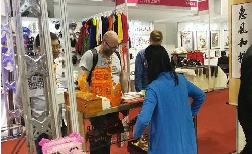 成品銷售新形態(tài)·移動潮品店，手工之家是這樣做的