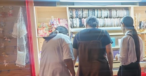 移動(dòng)潮品店，手工之家始終堅(jiān)持以消費(fèi)者和市場(chǎng)的需求為本