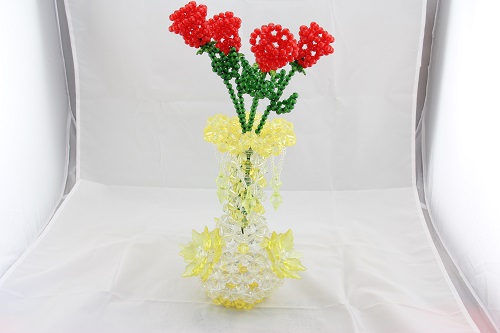 4月27日，在家里做什么可以掙錢又不用多投資，純手工項(xiàng)目受歡迎，手工之家的珠繡串珠項(xiàng)目好做在哪里，圖為勵(lì)志珠珠繡串珠手工產(chǎn)品剪影