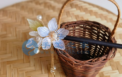 5月22日，家里干的手工活兼職，純手工加工項(xiàng)目，手工之家外發(fā)加工、成品銷售等都對(duì)外合作，圖為勵(lì)志珠珠繡串珠手工繡珠剪影