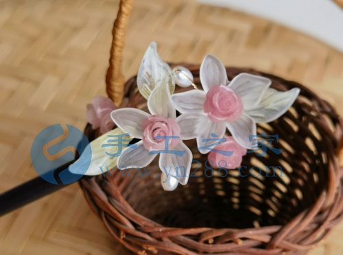 5月22日，家里干的手工活兼職，純手工加工項(xiàng)目，手工之家外發(fā)加工、成品銷售等都對(duì)外合作，圖為勵(lì)志珠珠繡串珠手工繡珠剪影
