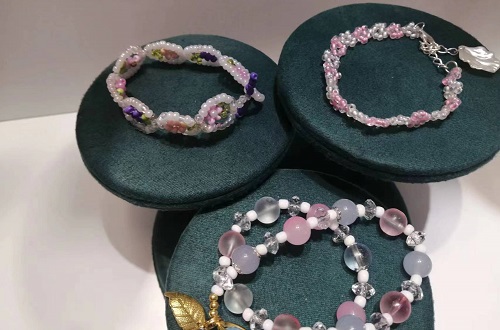 5月29日，外發(fā)加工接單平臺，靈活就業(yè)手工飾品廠項目，月底了，手工之家手工好，才有更好的合作和收入，圖為勵志珠珠繡串珠手工產品剪影