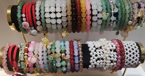 5月30日，手工活外發(fā)加工網(wǎng)，靈活就業(yè)好項(xiàng)目，傳承傳統(tǒng)手工，手工之家的外發(fā)手工項(xiàng)目如何，圖為勵(lì)志珠珠繡串珠手工產(chǎn)品剪影