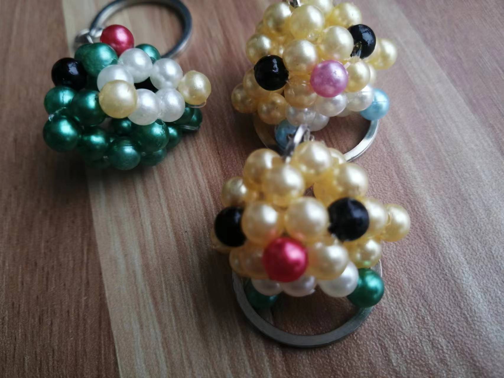 6月10日，手工活外發(fā)加工網(wǎng)，在家做串珠手工掙錢，在手工之家,這幾點(diǎn)決定了成品銷售做的好,圖為勵志珠珠繡串珠手工產(chǎn)品剪影