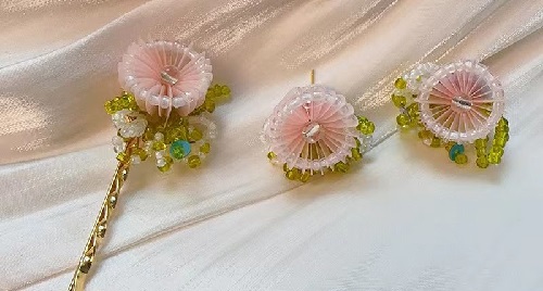 6月13日，外發(fā)加工接單，開飾品加工廠，正規(guī)廠家的手工，手工之家的手工實(shí)力因?yàn)槭冀K綜合發(fā)展，圖為勵(lì)志珠珠繡串珠手工產(chǎn)品剪影