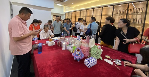 飾品加工廠+移動潮品店，讓大家一起做手工掙錢 ------ 記石家莊項目考察團隊到手工之家考察合作