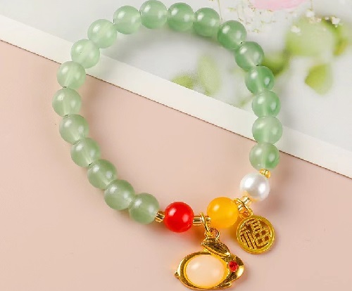 6月19日，手工活外發(fā)一手貨源，開飾品加工廠，居家副業(yè)掙錢，手工之家的純手工產(chǎn)品讓人喜歡，圖為勵(lì)志珠珠繡串珠手工產(chǎn)品剪影