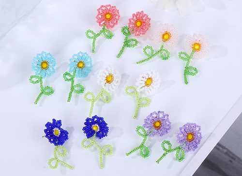 7月1日，手工活外發(fā)一手貨源，開飾品加工廠，在家兼職手工活掙錢，在手工之家，軟實(shí)力和硬實(shí)力都讓人放心，圖為勵(lì)志珠珠繡串珠手工產(chǎn)品剪影