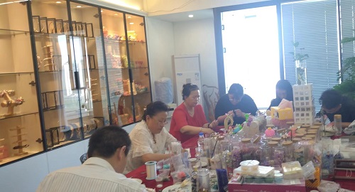 全心用手工助力，給殘疾人朋友一個新天地------記手工之家的串珠純手工項目受邀參加“百萬殘疾人居家創(chuàng)業(yè)工程”