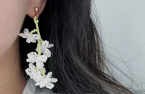 7月16日，手工活外發(fā)一手貨源，開飾品加工廠，居家靈活就業(yè)創(chuàng)業(yè)好選擇，與手工之家合作，遠近不是問題，圖為串珠米珠繡手工產(chǎn)品剪影