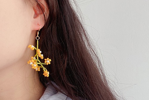 7月19日，可在家做的兼職手工活，想接正規(guī)廠家的手工項(xiàng)目，開飾品加工廠，放心在家做手工副業(yè)，與手工之家合作，加工好的合格產(chǎn)品有兩條出路，圖為串珠米珠繡手工產(chǎn)品剪影