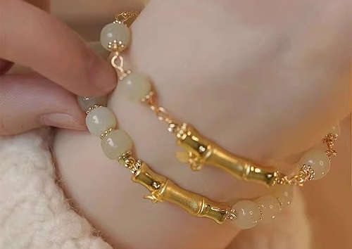 7月24日，手工活外發(fā)加工正規(guī)的廠家，開飾品加工廠，靈活就業(yè)項目，與手工之家合作，靈活自由，但態(tài)度不能放松，圖為串珠純手工產(chǎn)品剪影