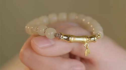 7月24日，手工活外發(fā)加工正規(guī)的廠家，開飾品加工廠，靈活就業(yè)項目，與手工之家合作，靈活自由，但態(tài)度不能放松，圖為串珠純手工產(chǎn)品剪影