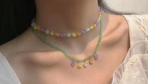 7月31日，在家做兼職的正規(guī)平臺(tái)，開飾品加工廠，居家手工好副業(yè)，在手工之家,要多掙錢只能認(rèn)真和努力，圖為串珠米珠繡手工產(chǎn)品剪影